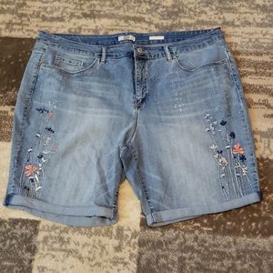 Light wash Bermuda shorts with embroidery, 24W
